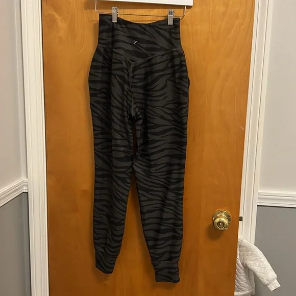 Old navy active zebra print joggers
Size Small - Picture 2 of 3